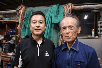 吉無田獅子舞保存会の青田巌会長（右）と事務局の細田愛二さん。昭和10年生まれの会長は子どもの頃から獅子舞を踊っていたそうです。