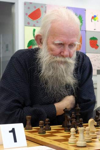 Werner Seifert stellte mit einer Remisvereinbarung nach verlorenem Mannschaftskampf auf den 2,0:4,0-Endstand (Foto: A. Obdenbusch)