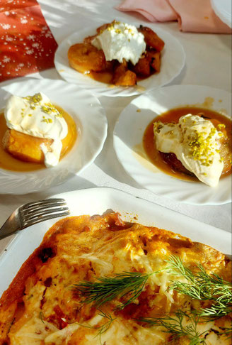 Kürbislasagne in einer Auflaufform und Quittendessert