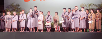 白く輝く月明かりの下、第68回とぅばらーま大会が開催された=6日夜、新栄公園
