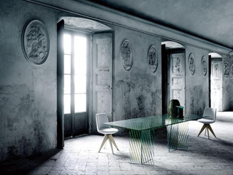 Die spanische Designerin Patricia Urquiola hat für den Hersteller Glas Italia den Tisch Crossing entworfen. Durch ein spezielles Beschichtungsverfahren werden die einzelnen Glaselemente versetzt überlagert und zusammengebaut, so dass ein grafischer Effekt
