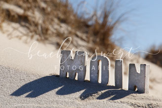 beachtenswert fotografie, Fotokunst, Moin, Betonbuchstaben, Sankt Peter-Ording, Dünen