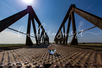 beachtenswert fotografie, Schwabstedt, Alte Eisenbahnbrücke, Fotokunst, Glaskugel