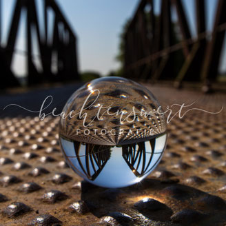 beachtenswert fotografie, Fotokunst, Glaskugel, Brücke, Alte Eisenbahnbrücke, Schwabstedt, Treene