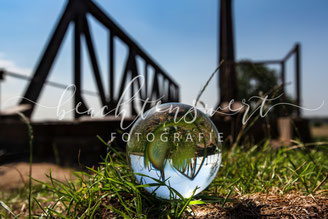 beachtenswert fotografie, Schwabstedt, Alte Eisenbahnbrücke, Fotokunst, Glaskugel