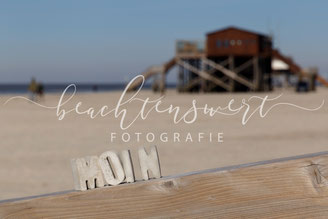 beachtenswert fotografie, Fotokunst, Pfahlbauten, Moin, Betonbuchstaben, Sankt Peter-Ording