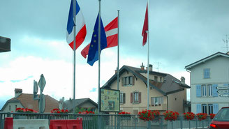 左からフランス、ユーロ、不明。右端がスイス国旗。この下を流れる川が国境。