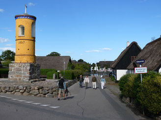 Eines der Lieblingsmotive auf Samsø: der historische Glockenturm im Dorf Nordby. Foto: Christoph Schumann, 2025