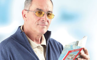 Ein Mann trägt eine Brille mit Spezial Brillengläsern für altersbedingte Makuladegeneration
