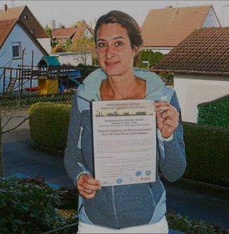 Beate Zöld mit dem Flugblatt für die Demo am Samstag in Tübingen -- Foto Visel