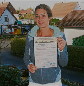 Beate Zöld mit dem Flugblatt für die Demo am Samstag in Tübingen -- Foto Visel