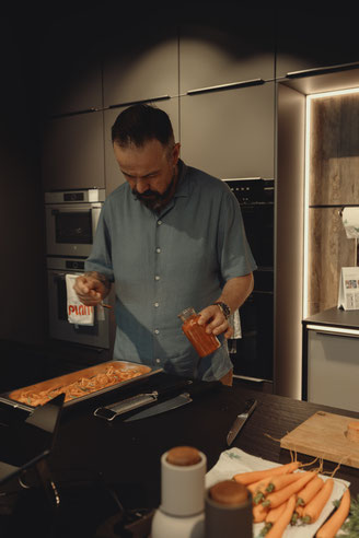 Zubereitung der gerösteten Schalenchips aus Karottenschalen