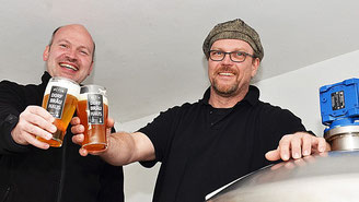 Zufriedene Gründer und Bierbrauer: Gunther Thias und Lars Hauck Foto→ Christian Bornträger