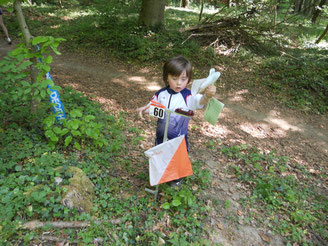 Un enfant poinçonne une balise (Photo H. Bert)