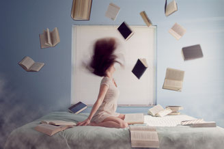 Frau mit Büchern