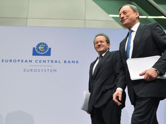 Mario Draghi (r), Präsident der EZB, und sein Stellvertreter Vitor Constancio verlassen die EZB-Pressekonferenz in Frankfurt am Main. Foto: Arne Dedert