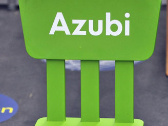 Ein grüner Stuhl mit der Aufschrift «Azubi» steht am 16.11.2010 in der Messe in Erfurt für einen Auszubildenden bereit. Foto: Martin Schutt/Illustration