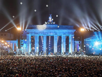 Die Ballons der "Lichtgrenze" steigen vor dem Brandenburger Tor auf. Foto: Kay Nietfeld