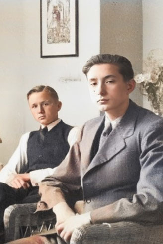 Die Brüder Karl und Theo Albrecht (Bildausschnitt aus Familienfoto um 1935, sw koloriert)