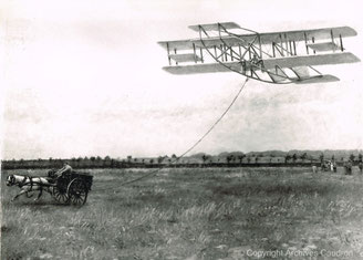 Mai 1909 - Ferme de Romiotte, 1er vol des Frères Caudron. Toile réalisée par Albert Siffait de Moncourt