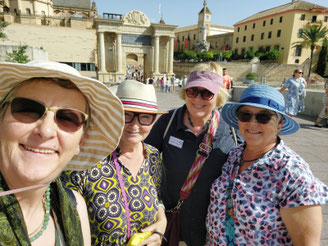 4 Damen sommerlich gekleidet mit Strohhütten in Andalusien