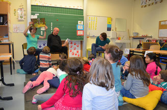 Ulrich van Bebber (Mitte) liest den Kindern in der Don-Bosco-Schule einen ganzen Vormittag Geschichten vor. Unterstützt wird er dabei von den Lehrerinnen Verena Hersch (links) und Antje Rabe (rechts), die das ganze organisiert hat.