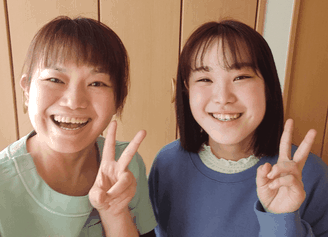 毎日頭痛があって学校も休みガチだった大分県別府市在住の麻子ちゃん。大分県別府市の頭痛治療専門整体院「大分別府 頭痛専門ここまろ調整院」で頭痛専門の施術を受け、頭痛が改善してこんな素敵な笑顔で毎日学校に行けるようになりました。