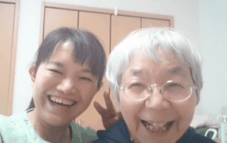 大分県別府市在住の横田さんが大分県別府市にある頭痛専門治療の整体院「大分別府 頭痛専門ここまろ調整院」で頭痛治療を受けた体験談を聞かせてくださいました。４０年以上苦しんだ頭痛・めまい・吐き気の毎日。日だまりショットを受けて、めまいは解消。頭痛や吐き気も治りました。そんな横田さんは笑顔の毎日を過ごしています。雨の日頭痛や気圧頭痛、休日頭痛、片頭痛、肩こり頭痛首こり頭痛、目の奥の痛みなどで悩んでいる方は頭痛専門整体へ
