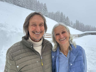 Gerd Bodhi Ziegler und Lisa im Schnee auf Maria Waldrast
