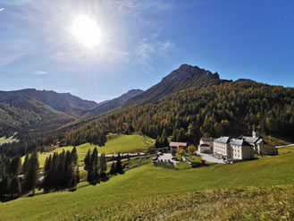 Blick auf Maria Waldrast bei Sonne