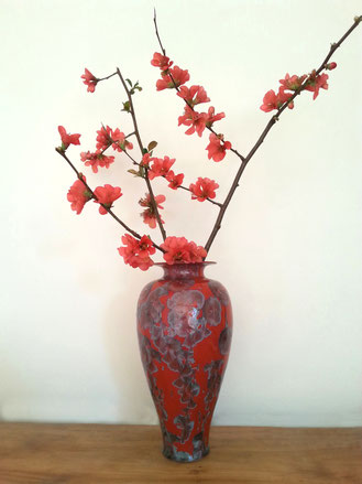 Vase avec fleurs de pommier du Japon rouge corail