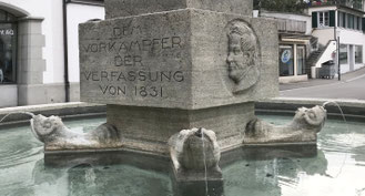 der Rathausbrunnen ist Thomas Bornhauser gewidmet