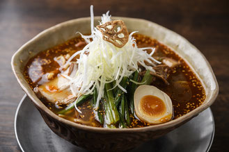 ▲ご当地ラーメンとして開発して人気の「火焔タンタンメン」870円。火焔型土器の出土した妻有の土で火焔をイメージして作った丼で提供している。