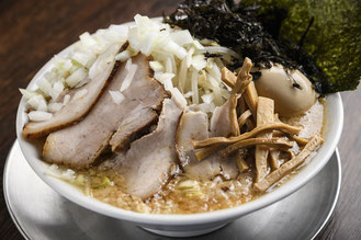 ▲油多め、もやし、磯海苔入りの「特正油ラーメン」930円。とんこつ醤油のコクのある味わいが幅広い層のお客に愛されている。