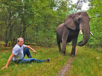 Lutz Freiwald tijdens één van de vele wandeling met olifant Buba