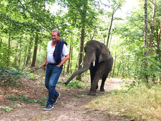 Lutz Freiwald en olifant Buba in tijdens een van hun wandelingen door de boswachterij.