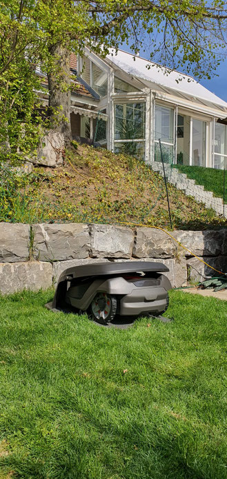 Automower in Garage Parkiert