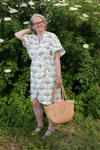Das Wickelkleid mit dem schönen Palmenstoff war das einzige Teil, das ich von meiner To-Sew-Liste genäht habe. Kleid "Annalise" aus der La Maison Victor 2/2019 © Griselka 2023