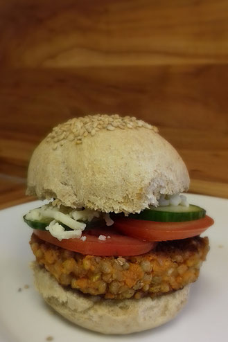vegetarischer Burger mit Tofu und Buchweizen