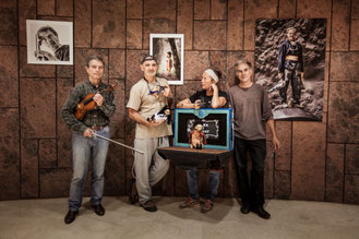 "Encuentros" . Roberto Tubaro ( violonista), Eduardo Castro ( fotógrafo), Corinne Bailleux (marionetista) , Pedro Zamorano ( esculptor)
