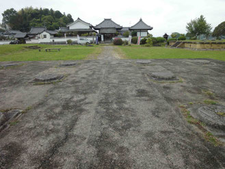 お寺の前に飛鳥時代の川原寺の伽藍跡が整備、保存されている