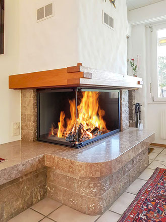 Rénovation de cheminée STAFFIERI: Un vitrage de cheminée avec un insert en verre sur mesure est la manière la plus simple et la plus économique de rénover une cheminée ouverte.