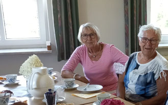 Foto: Karin und Ilse beim Kaffeetrinken in Linden