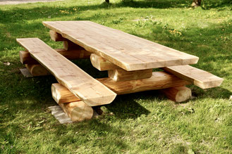 Handgefertigte Tischgarnitur Dros aus Lärche mit massiver Rundholz-Konstruktion im Garten.