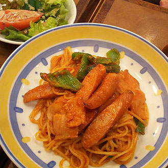 ナポリタンは麺がちょっとしか見えない程の具が!