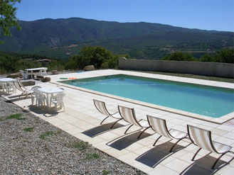 Piscine 6x12 m d’un gîte de grande capacité en Provence
