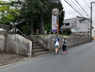 ポイントを探す参加者。この場所は江戸と川越を結び江戸往還で、森の中のお堂の後ろに不動明王の像が立っている。何度像にお堂を建てても燃えてしまい、修行中なのでお堂の中を嫌ったのだろうということで、現在は堂の外に建てられている。スカイ島にいけば、妖精や龍が信じられるように、古地図を使うと、そんな伝承も真実味を帯びて感じられる