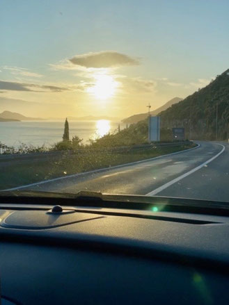 In Ivans Auto der Abendsonne entgegen zurück zum Campingplatz