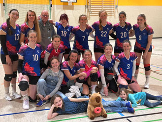 "volle Kapelle", aber keine weiteren Punkte: Damen-2 mit Trainer-Team und Edel-Fans