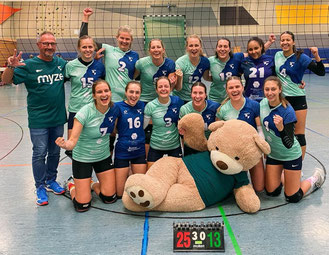 erstes Heimspiel, erneuter 3:0-Erfolg: zufriedene Damen-1 mit ihrem Maskottchen